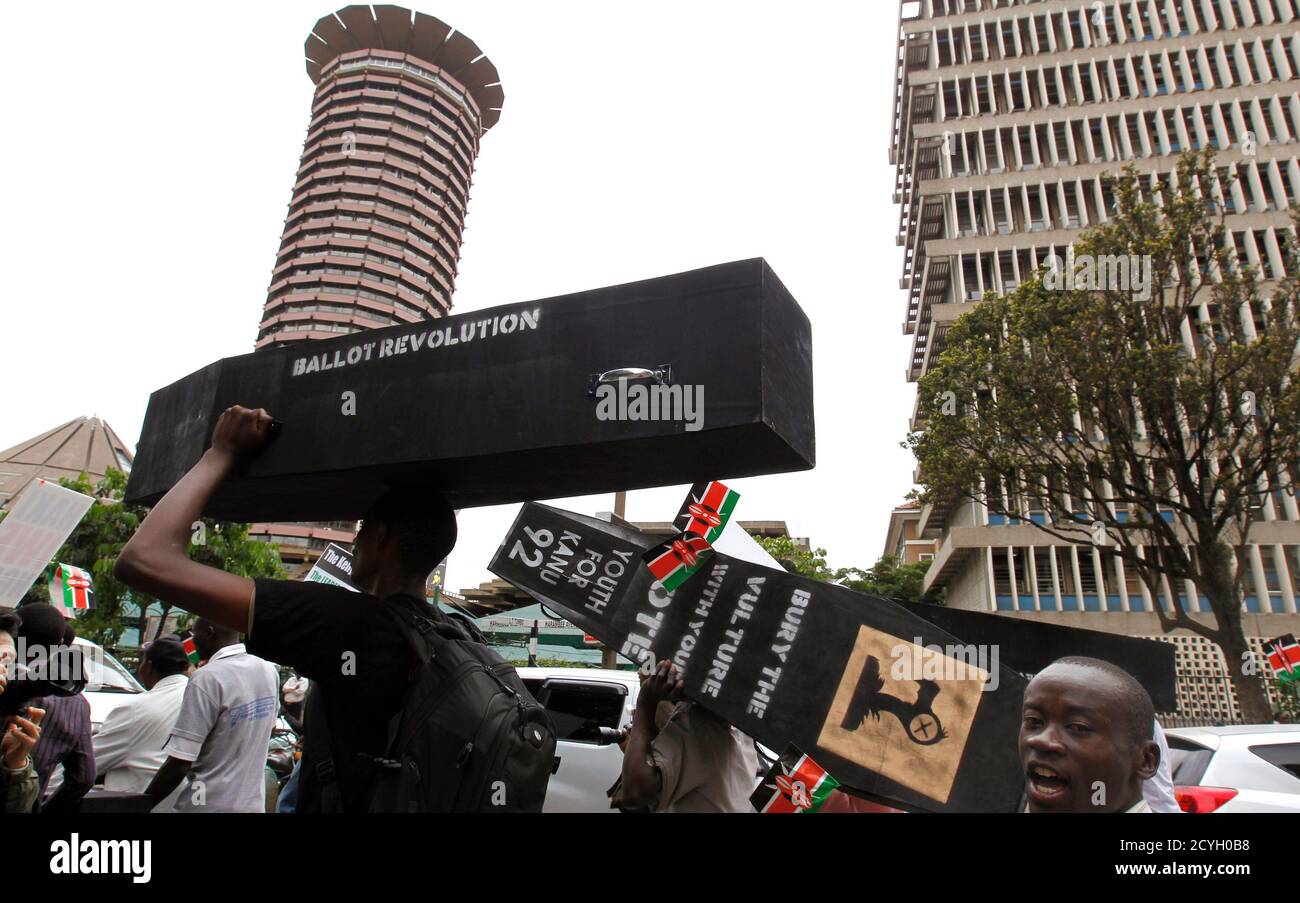 Los activistas llevan ataúdes y gritan eslóganes durante una protesta organizada por el grupo 'Kenya ni Kwetu'Lobby, contra lo que ellos llaman una cultura de impunidad por miembros del parlamento, a lo largo de las calles de Nairobi, la capital de Kenia, el 28 de junio de 2012. Enumerando los escándalos políticos de los últimos cincuenta años, que van desde asesinatos hasta la gran corrupción y la nueva constitución, las palabras en las ataúdes están llamando a los kenianos a deshacerse de una clase dominante que los críticos dicen que está demasiado interesada. El grupo tiene como objetivo motivar a los ciudadanos para que no se repita lo mismo, y trabajar hacia una revolución pacífica de las papeletas. T Foto de stock