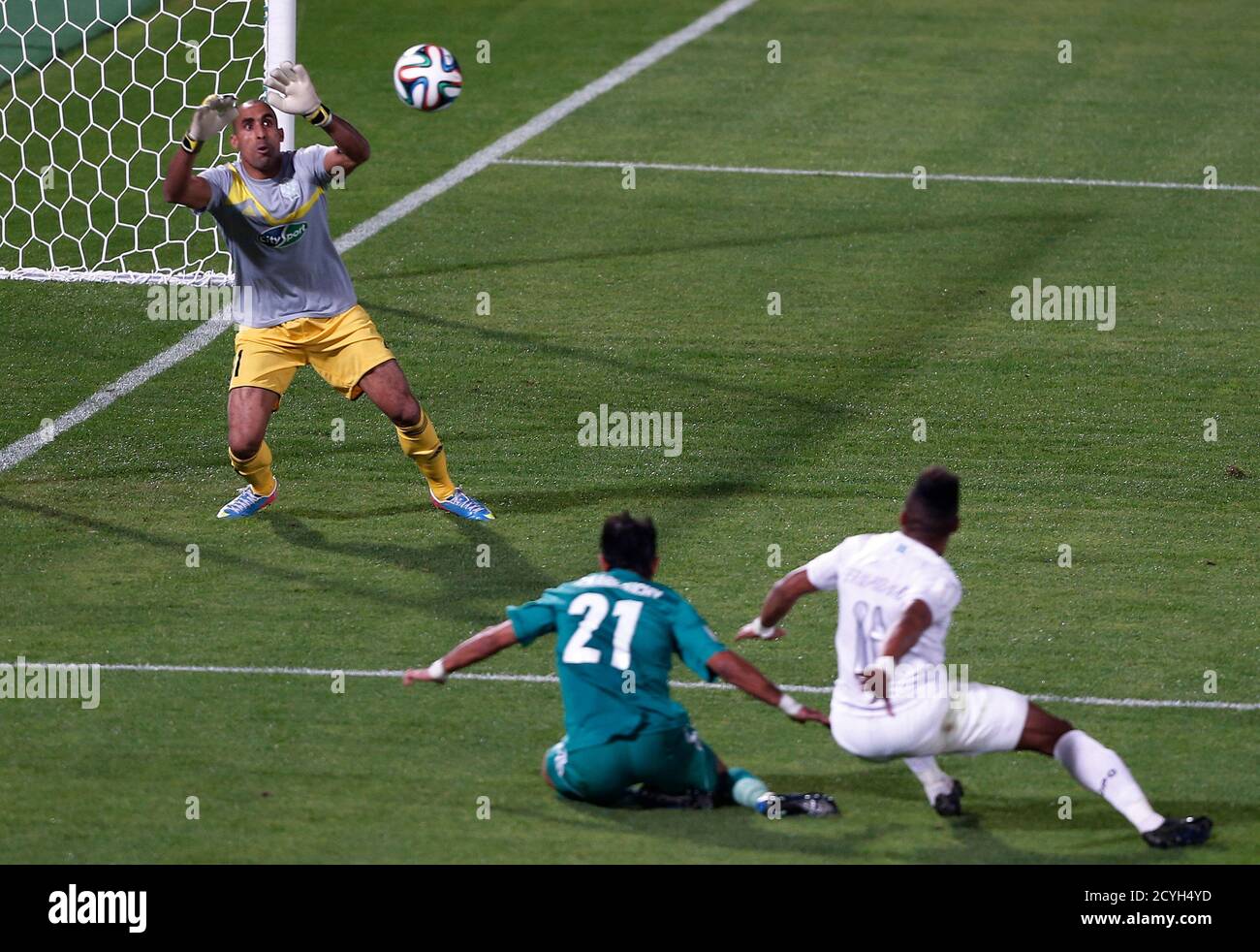 Atletico Mineiro's Fernandinho (R) tries to score a goal ...