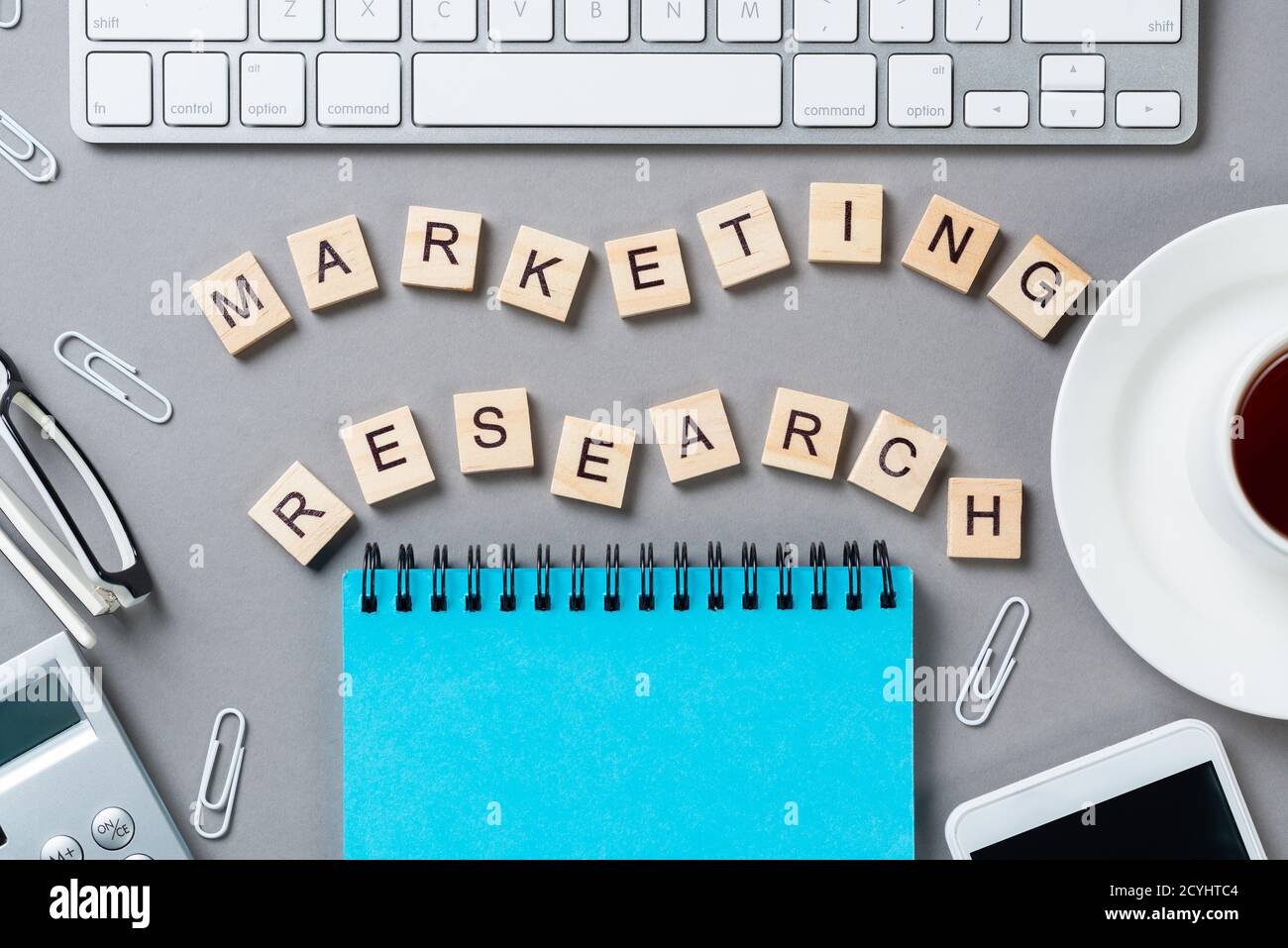 Concepto de investigación de marketing con letras en los cubos Foto de stock