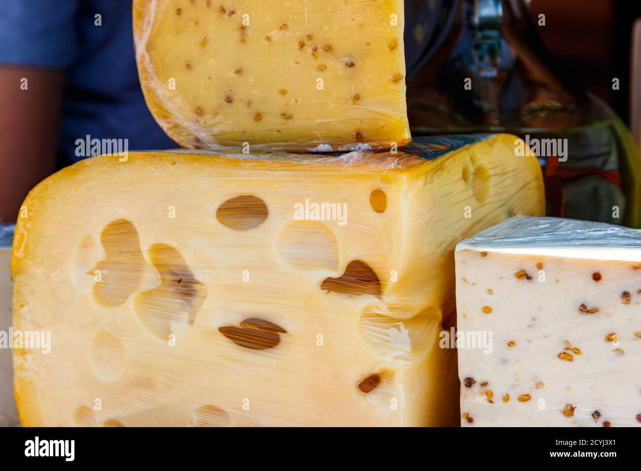 Diferentes tipos de queso para la venta en el mercado Foto de stock