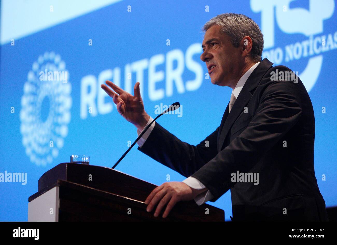 Portugal's Prime Minister Jose Socrates addresses a conference organised by Reuters and TSF radio in Lisbon February 28, 2011. Portugal promised on Monday to cut its budget deficit and implement reforms but Teixeira dos Santos warned this may all be in vain if Europe does not take strong action within weeks to resolve the region's debt crisis. REUTERS/Rafael Marchante (PORTUGAL - Tags: BUSINESS POLITICS) Foto de stock