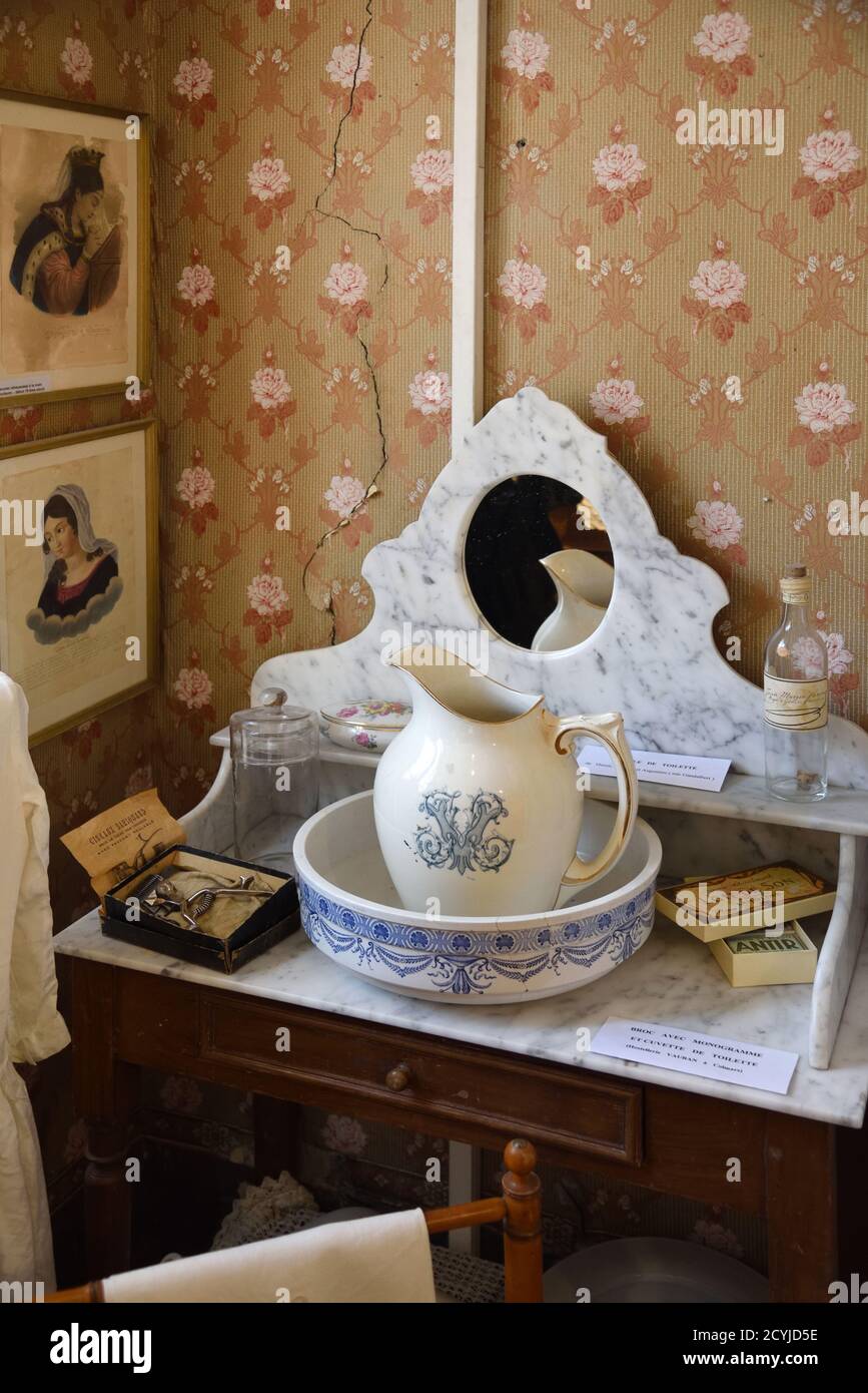 c19th Vintage, antiguo o antiguo mármol-rematada Lavamanos, lavabo & agua Pitcher en el dormitorio antiguo de la Casa Museo Colmars-les-Alpes Provence Foto de stock