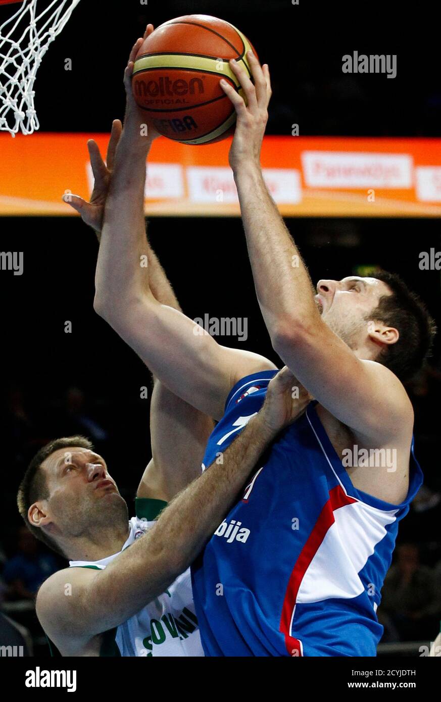 Serbia's Kosta Perovic (R) is challenged by Slovenia's Goran Jagodnik during their FIBA EuroBasket 2011 basketball game in Kaunas September 17, 2011. The teams are playing for the 7th and 8th positions. REUTERS/Ivan Milutinovic (LITHUANIA - Tags: SPORT BASKETBALL) Foto de stock