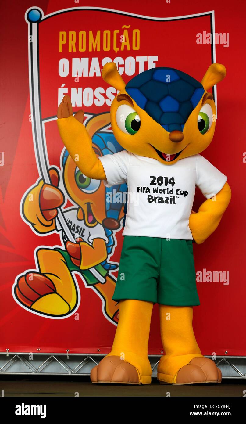 La mascota oficial de la Copa Mundial 2014 se presenta en Río de Janeiro el  17 de septiembre de 2012. Brasil ha elegido un armadillo en peligro de  extinción como mascota de