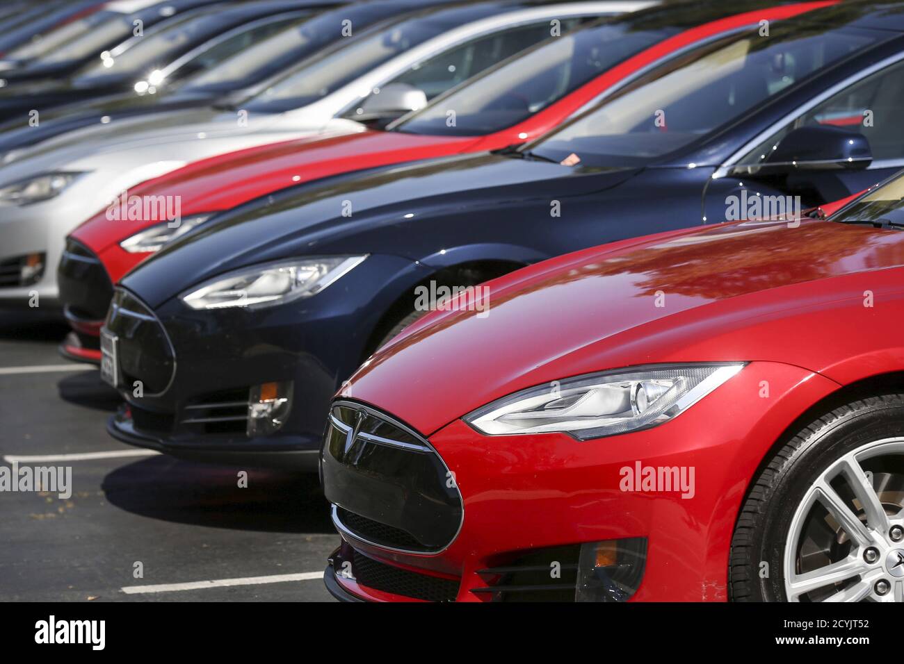 Una fila de sedanes Tesla Model S se ven fuera de la sede de la compañía en  Palo Alto, California 30 de abril de 2015. REUTERS/Elijah Nouvelage  Fotografía de stock - Alamy