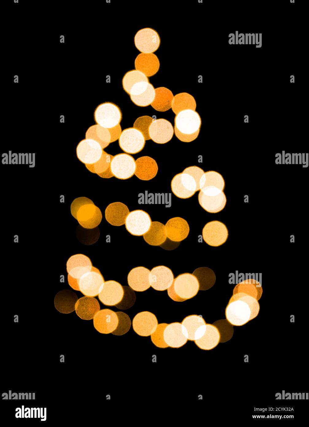 Ilustración de globos de luz redondos colgando del árbol de Navidad y amarillo dorado brillante. Foto de stock
