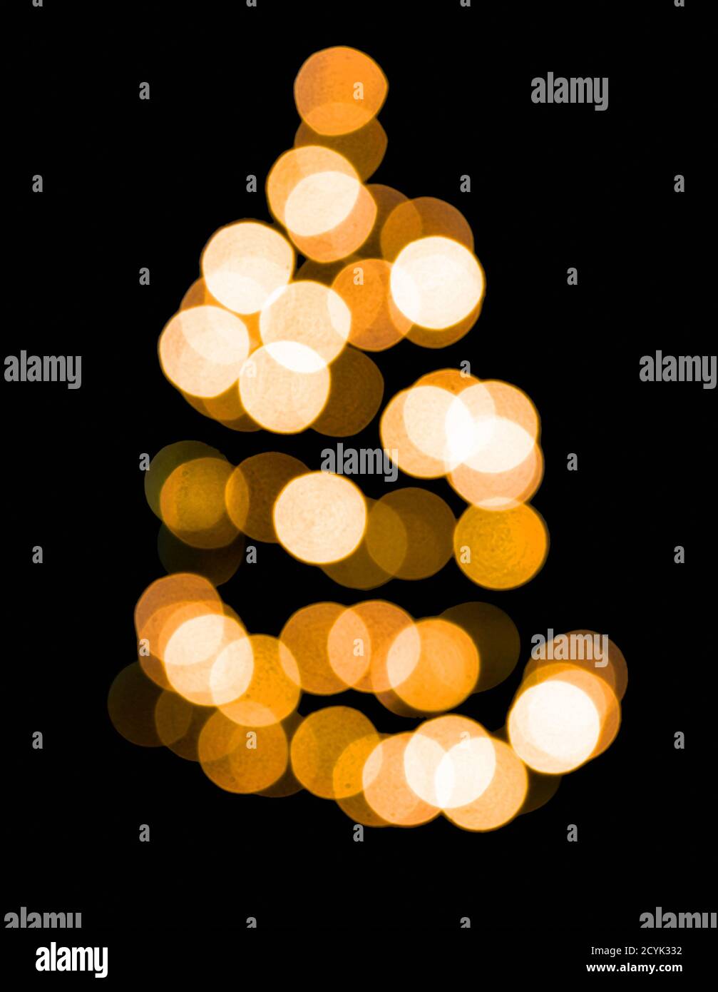 Ilustración de esferas de luz superpuestas redondas colgadas en el árbol de Navidad y amarillo dorado brillante. Foto de stock