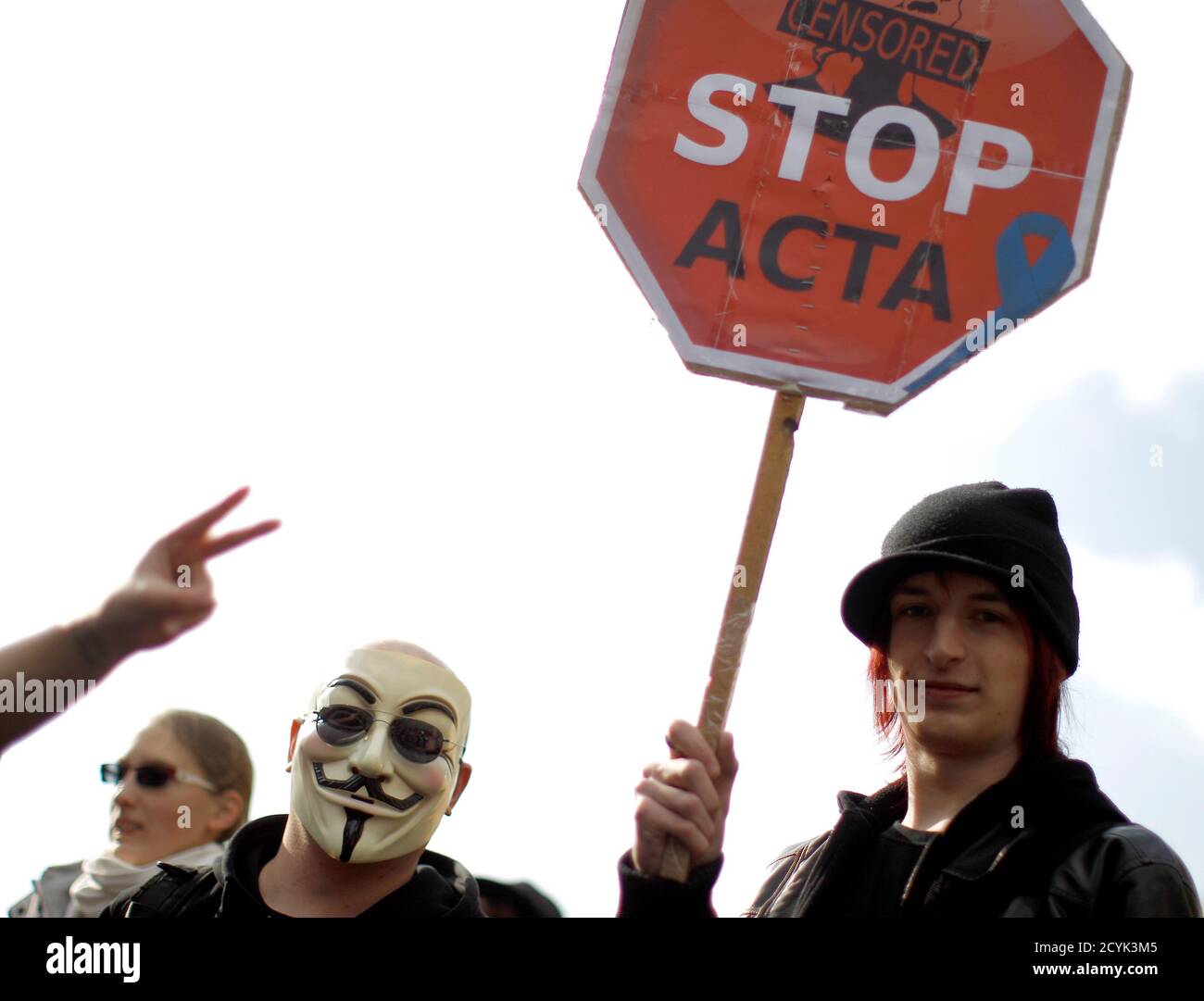 Protesters take part in a demonstration against ACTA (Anti-Counterfeiting Trade Agreement) in Vienna, February 25, 2012. Protesters fear that ACTA, which aims to cut trademark theft and other online piracy, will curtail freedom of expression, curb their freedom to download movies and music for free and encourage Internet surveillance. REUTERS/Lisi Niesner (AUSTRIA - Tags: POLITICS CIVIL UNREST) Foto de stock