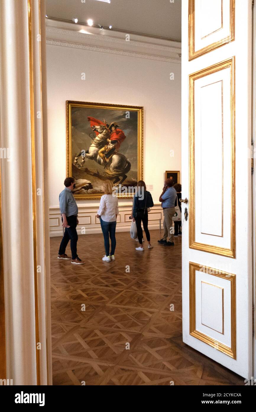 Napoleón cruzando los Alpes, pintura de Jacques-Louis David en el Museo  Belvedere de Viena, Austria, Europa. Colección de arte con los visitantes  en Viena Fotografía de stock - Alamy