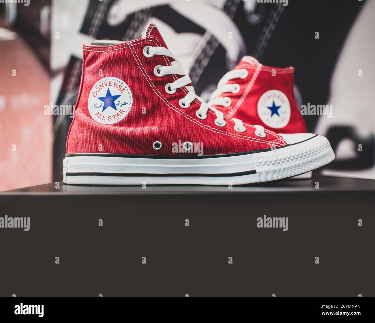 Zapatillas Converse en la pantalla. Son una empresa de calzado  estadounidense que diseña y produce zapatillas de deporte que son geniales,  grungy popular con la cultura de la juventud Fotografía de stock -