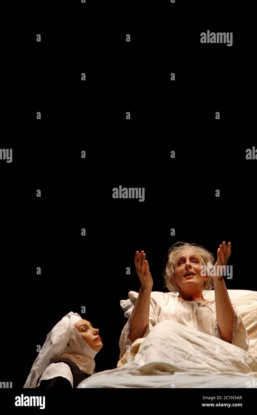Singers Deborah Polaski (R) and Patricia Petibon perform on stage during a dress rehearsal of Francis Poulenc's opera "Dialogues des Carmelites" at Theater an der Wien in Vienna April 13, 2011. The opera is conducted by Bertrand de Billy and will premiere on April 16. REUTERS/Herwig Prammer (AUSTRIA - Tags: ENTERTAINMENT SOCIETY) Foto de stock