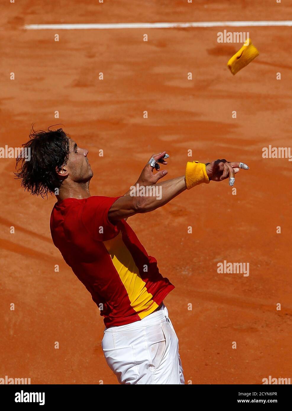El español Rafael Nadal lanza su pulsera a la multitud después de derrotar  al francés Richard Gasquet en su Copa Mundial Davis Goma semi-final en la  plaza de toros de Córdoba el