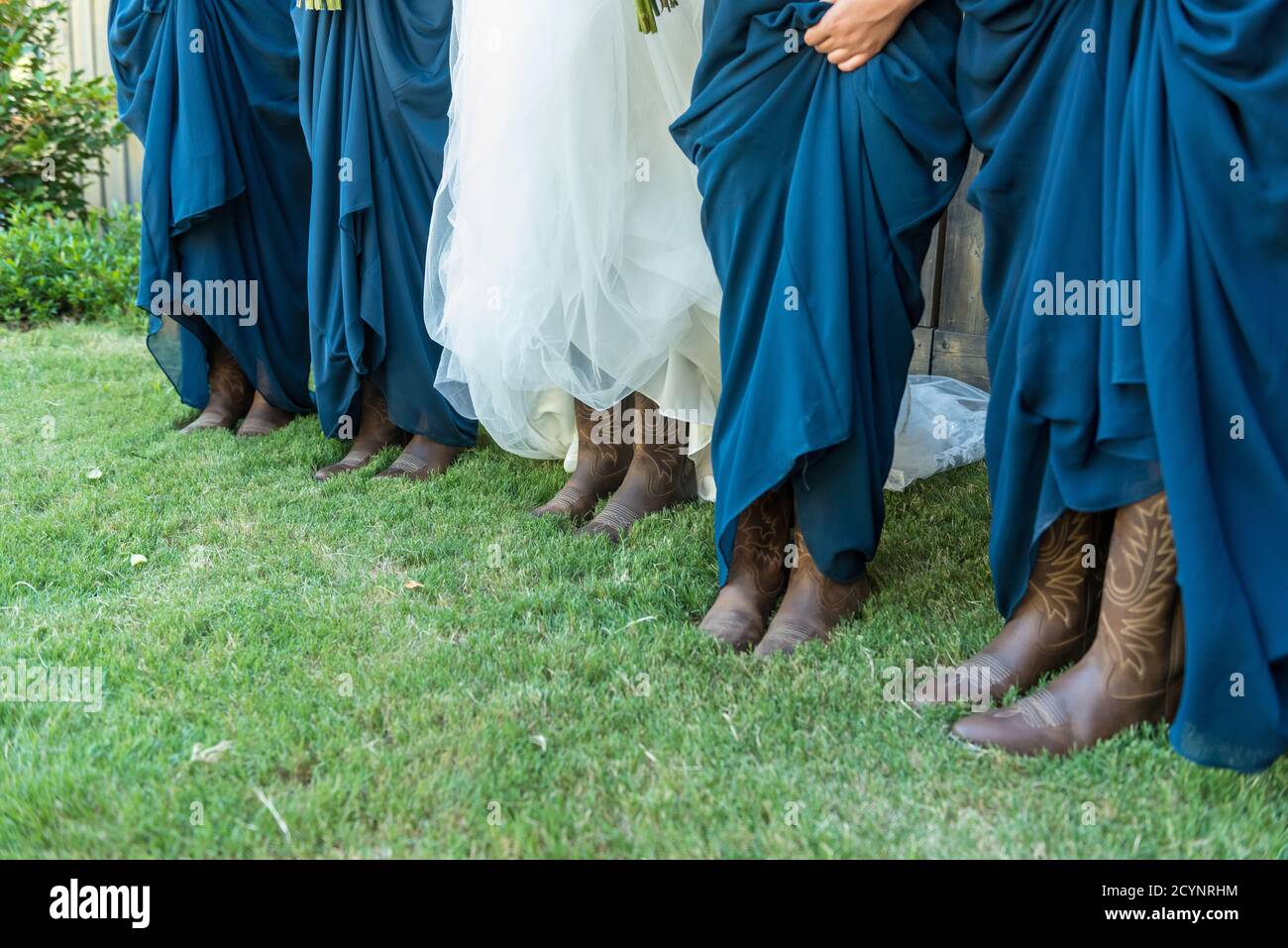 Novia y damas de honor mostrar sus botas Fotografía de stock - Alamy