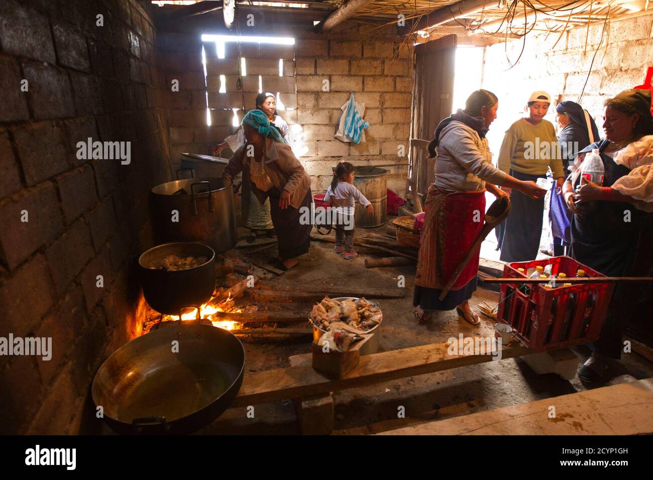 Las mujeres indígenas ecuatorianas de la india preparan alimentos como