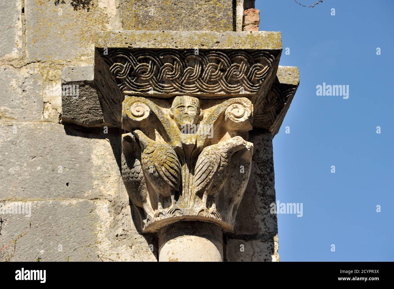 italia, basilicata, venosa, abadía de la trinidad, la iglesia inacabada, la columna capital de cerca Foto de stock