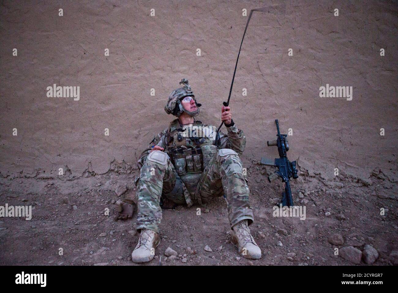 Un soldado estadounidense de Arny del 1er Platoon, Alpha Company, 1r Batallón, 36o Regimiento de Infantería intenta obtener una mejor señal en su antena durante una misión conjunta a primera hora de la mañana con el Ejército Nacional afgano, que salió de Strong Point DeMaiwand, Distrito Maywand, provincia de Kandahar, 19 de enero de 2013. REUTERS/ANDREW BURTON (AFGANISTÁN - TAGS: POLÍTICA MILITAR TPX IMÁGENES DEL DÍA) Foto de stock