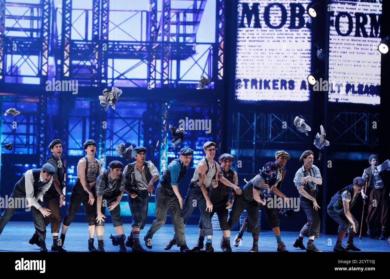 Newsies Cast Fotos E Imagenes De Stock Alamy