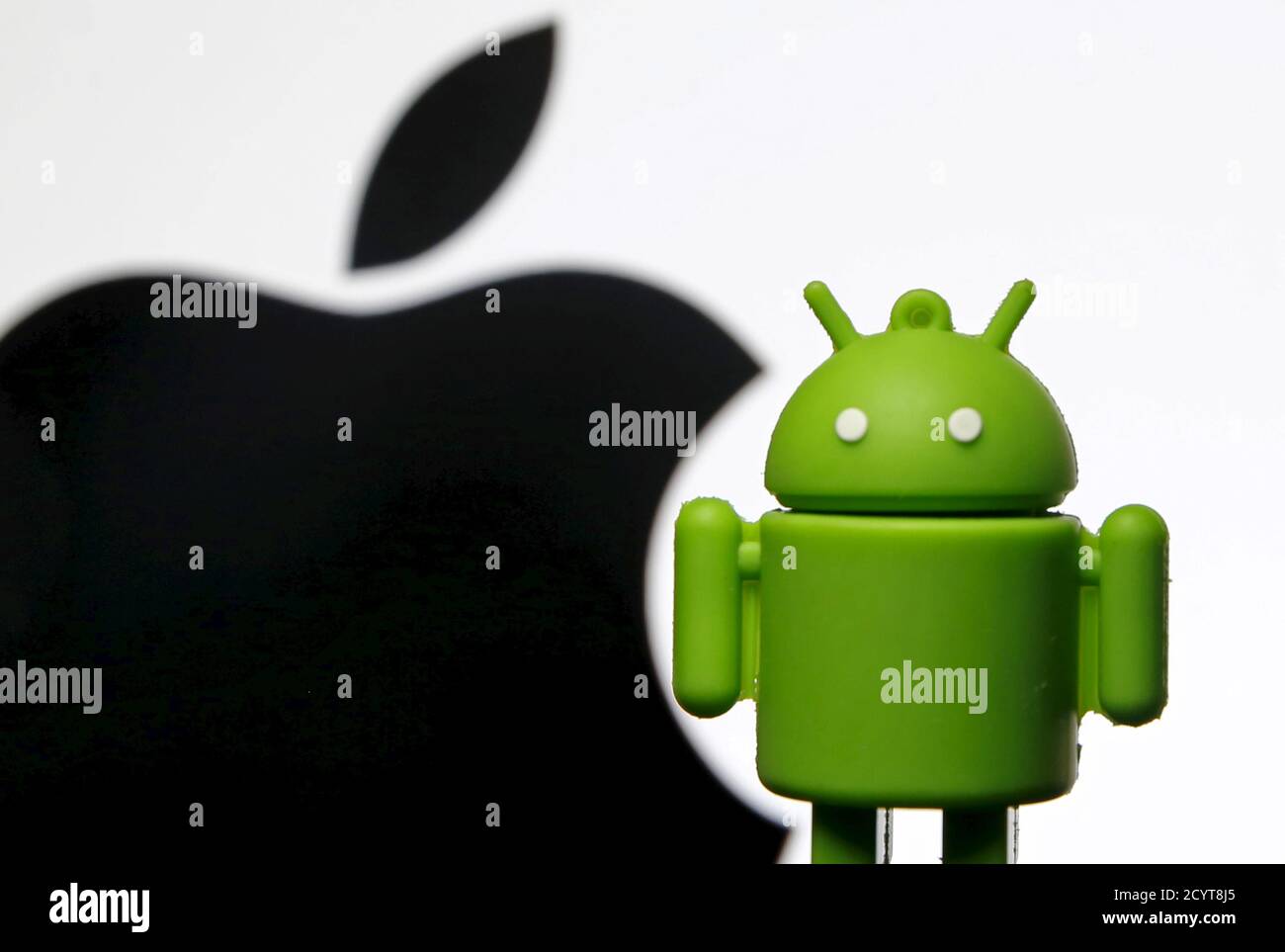 Una mascota de Android se ve delante de un logo de Apple en esta  ilustración tomada en Zenica, Bosnia y Herzegovina, el 5 de mayo de 2015.  Un tribunal de apelaciones de