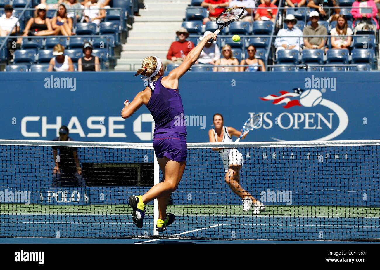 Melanie Oudin of the U.S. (L) hits a return to Olga Savchuk of Ukraine during the U.S. Open Tennis Tournament in New York August 30, 2010. REUTERS/Kevin Lamarque (UNITED STATES - Tags: SPORT TENNIS) Foto de stock