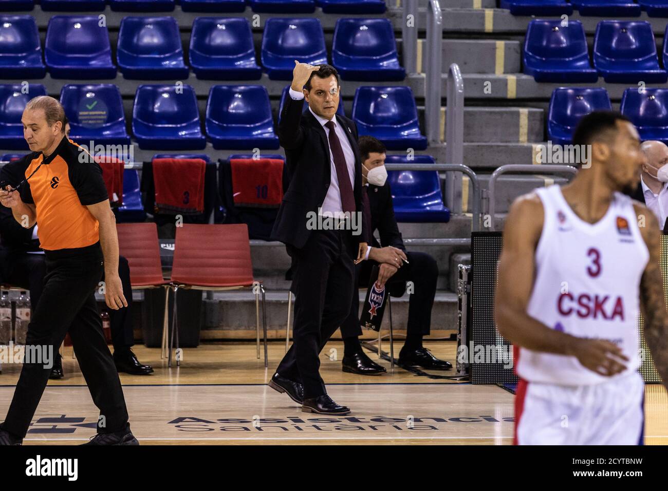 Dimitris Itoudis, entrenador del CSKA Moscú durante el partido de  baloncesto de la Euroliga de Turkish Airlines entre el FC Barcelona y el  CSKA Moscú el 01 de octubre Fotografía de stock -