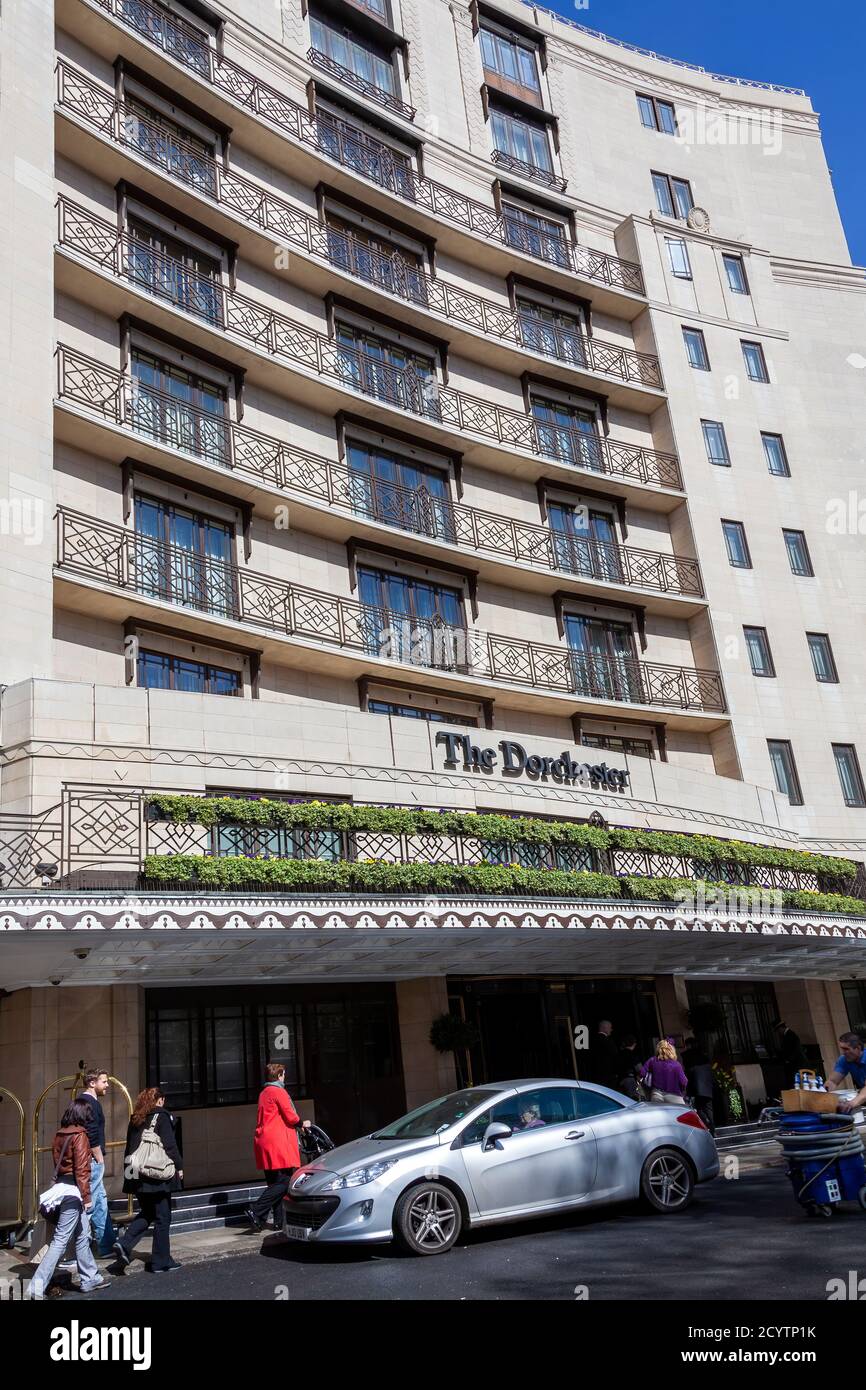 Londres, Reino Unido, 1 de abril de 2012 : The Dorchester Hotel business on Park Lane Mayfair Hyde Park, que es un popular destino turístico de referencia de la Foto de stock
