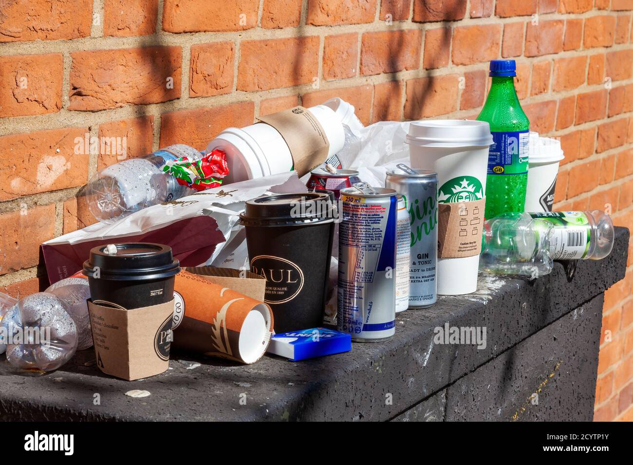 Londres, Reino Unido, 1 de abril de 2012 : basura de basura de plástico botellas y tazas junto con el embalaje de papel con bolsas y latas de lata dejadas como una bolsa de equipaje descuidada Foto de stock