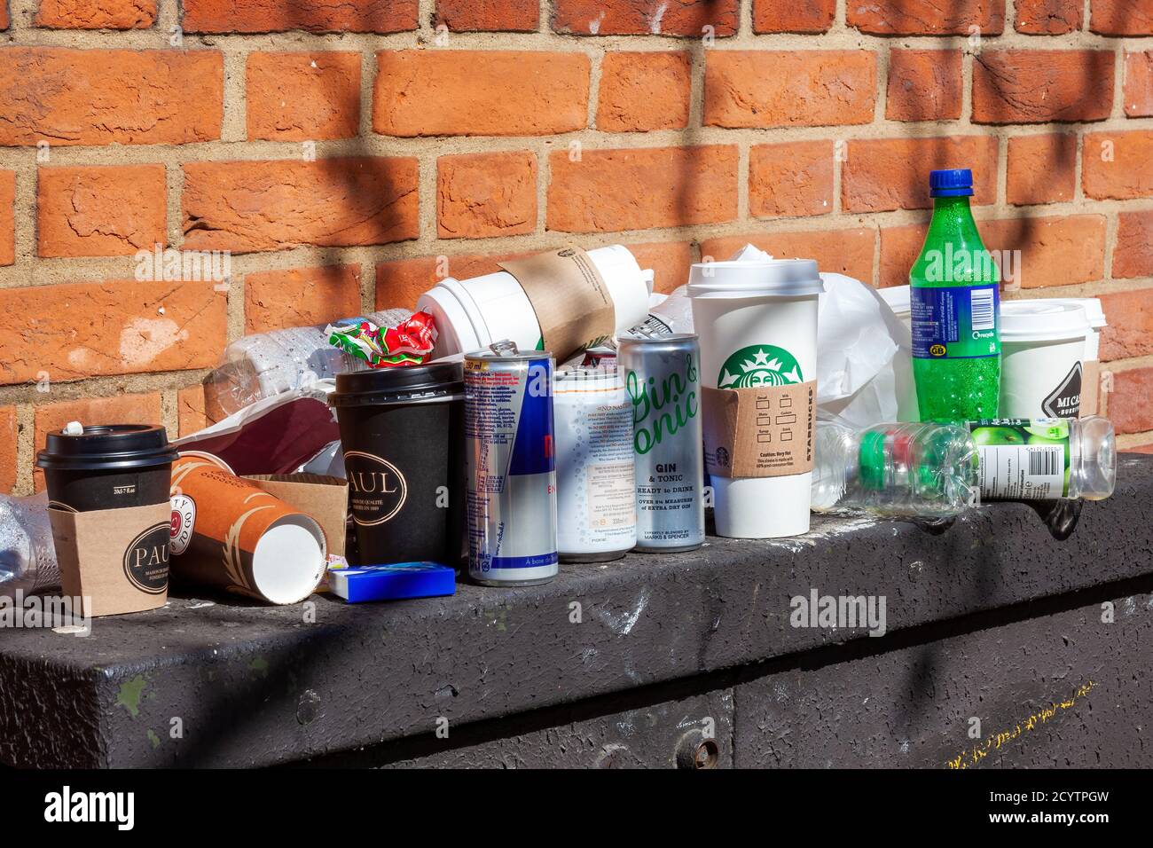 Londres, Reino Unido, 1 de abril de 2012 : basura de basura de plástico botellas y tazas junto con el embalaje de papel con bolsas y latas de lata dejadas como una bolsa de equipaje descuidada Foto de stock