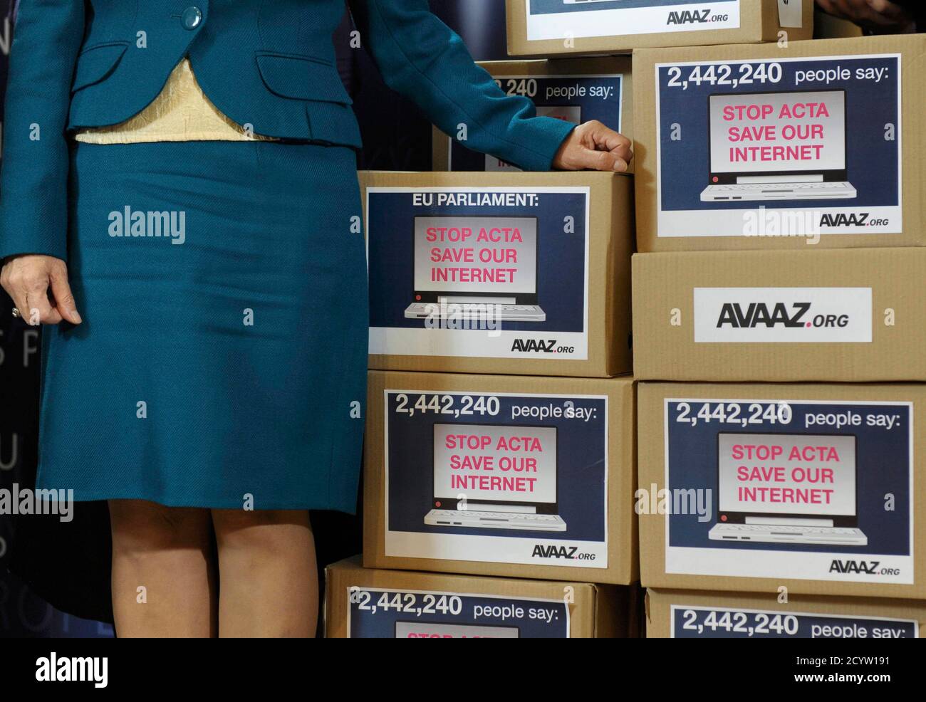 Las casillas que simbolizan 2,442,240 firmas de una petición contra el ACTA (Acuerdo Comercial Antifalsificación) se presentan al Parlamento Europeo en Bruselas el 28 de febrero de 2012. Avaaz.org el temor de que el ACTA, que pretende reducir el robo de marcas comerciales y otras actividades de piratería en línea, reducirá la libertad de expresión, frenará su libertad de descargar películas y música de forma gratuita y fomentará la vigilancia en Internet. REUTERS/Eric Vidal (BÉLGICA - Tags: SOCIEDAD POLÍTICA) Foto de stock