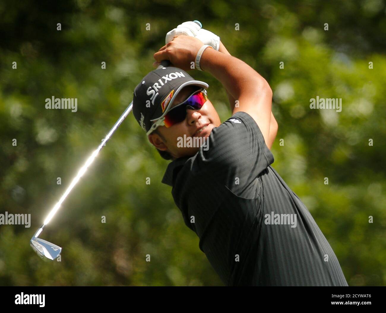 Hideki Matsuyama de Japón golpea el cuarto tee durante la tercera ronda de juego del torneo de golf Masters en el Augusta National Golf Course en Augusta, Georgia el 11 de abril de 2015. REUTERS/Brian Snyder Foto de stock
