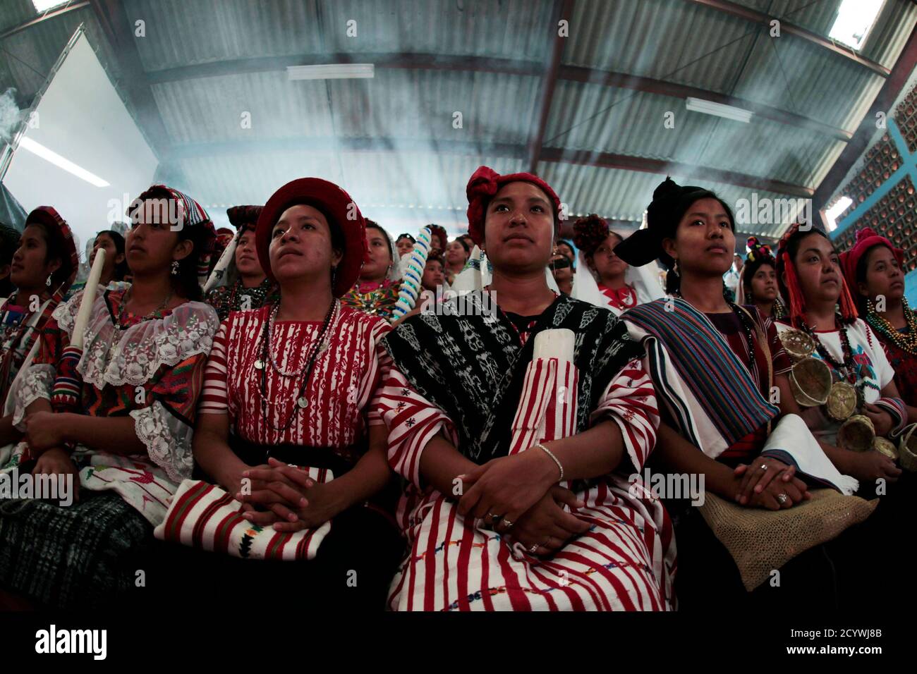 Los participantes asisten al concurso de belleza indígena 'Rabin Ajau' (o 'Risas del Rey' en lengua maya Q?eqchi), un evento para coronar a la reina de belleza indígena del país, en Cobán, a unos 212 km (131 millas) al norte de la ciudad de Guatemala, el 29 de julio de 2012. El concurso, que comenzó en la década de 1960, juzga a los concursantes no solo por sus miradas, sino también por su fluidez en las lenguas indígenas y su conocimiento en las costumbres tradicionales y las presentaciones ceremoniales. Un total de 102 mujeres indígenas de 14 regiones de Guatemala están participando en el evento de este año, según los medios locales. REUTERS/Jorge Dan López ( Foto de stock