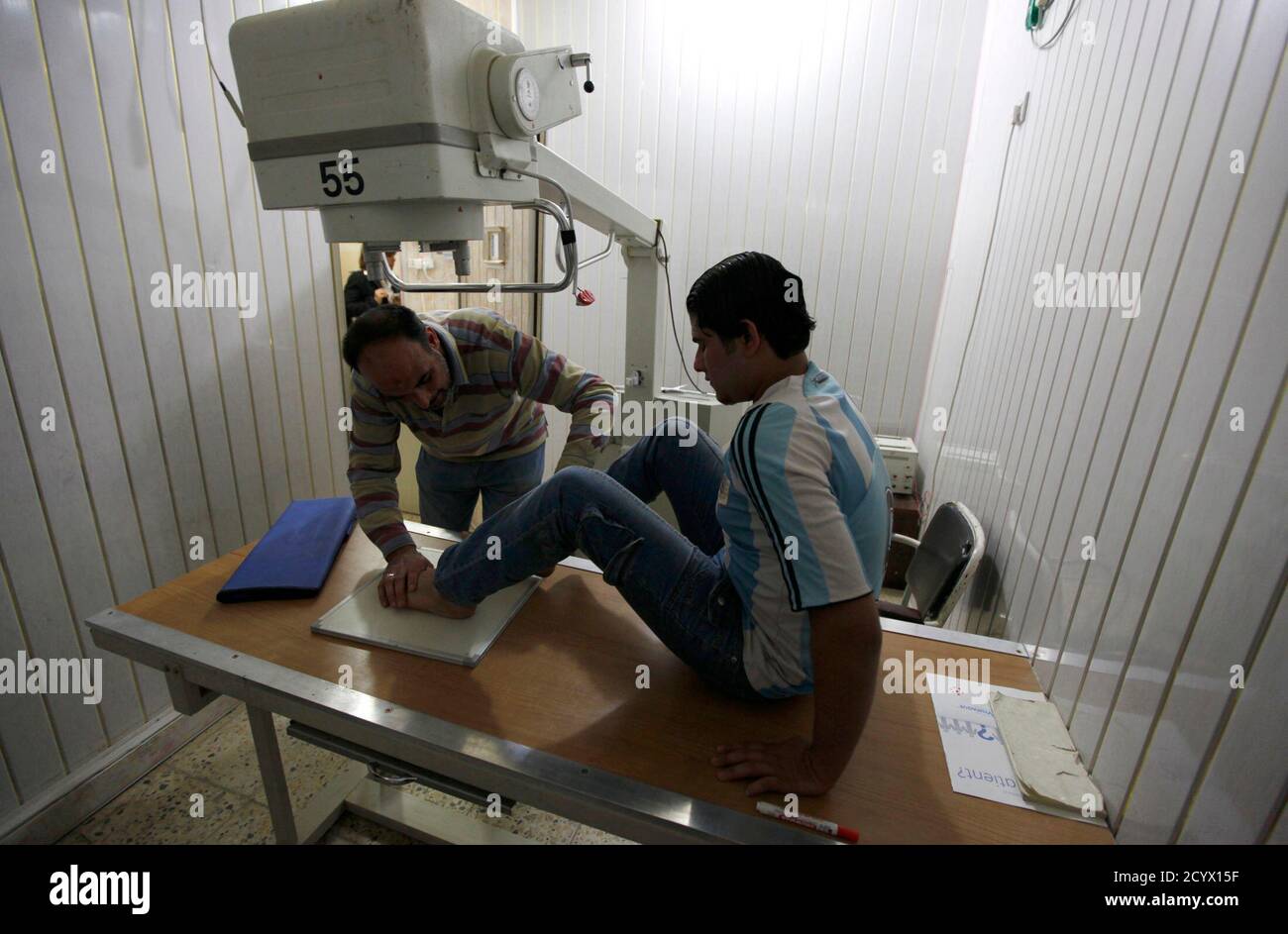 Un fisioterapeuta trata a un paciente en una clínica médica en Bagdad 8 de marzo de 2011. El desarrollo en Irak ha sido sofocado por décadas de sanciones económicas y la guerra, y las PYME, a menudo consideradas como la columna vertebral de la economía de un país, han hecho pocos progresos en Irak debido a los altos costos de puesta en marcha y la escasa financiación gubernamental. La escasez crónica de energía y agua, las preocupaciones en materia de seguridad y los elevados aranceles aduaneros han dificultado el surgimiento de un sector de pequeñas empresas. Foto tomada el 8 de marzo de 2011. Para igualar característica DE IRAK-ECONOMÍA/NEGOCIO REUTERS/Mohammed Ameen (IRAK - Tags: SALUD DE LAS EMPRESAS) Foto de stock