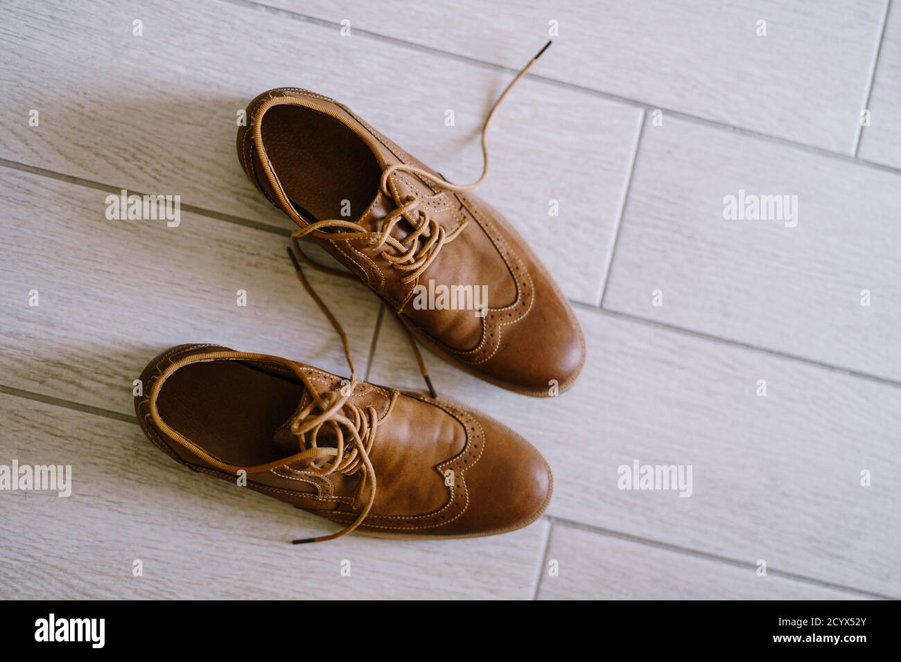 Zapatos marrones para hombre con cordones sin atar en un laminado blanco  Fotografía de stock - Alamy