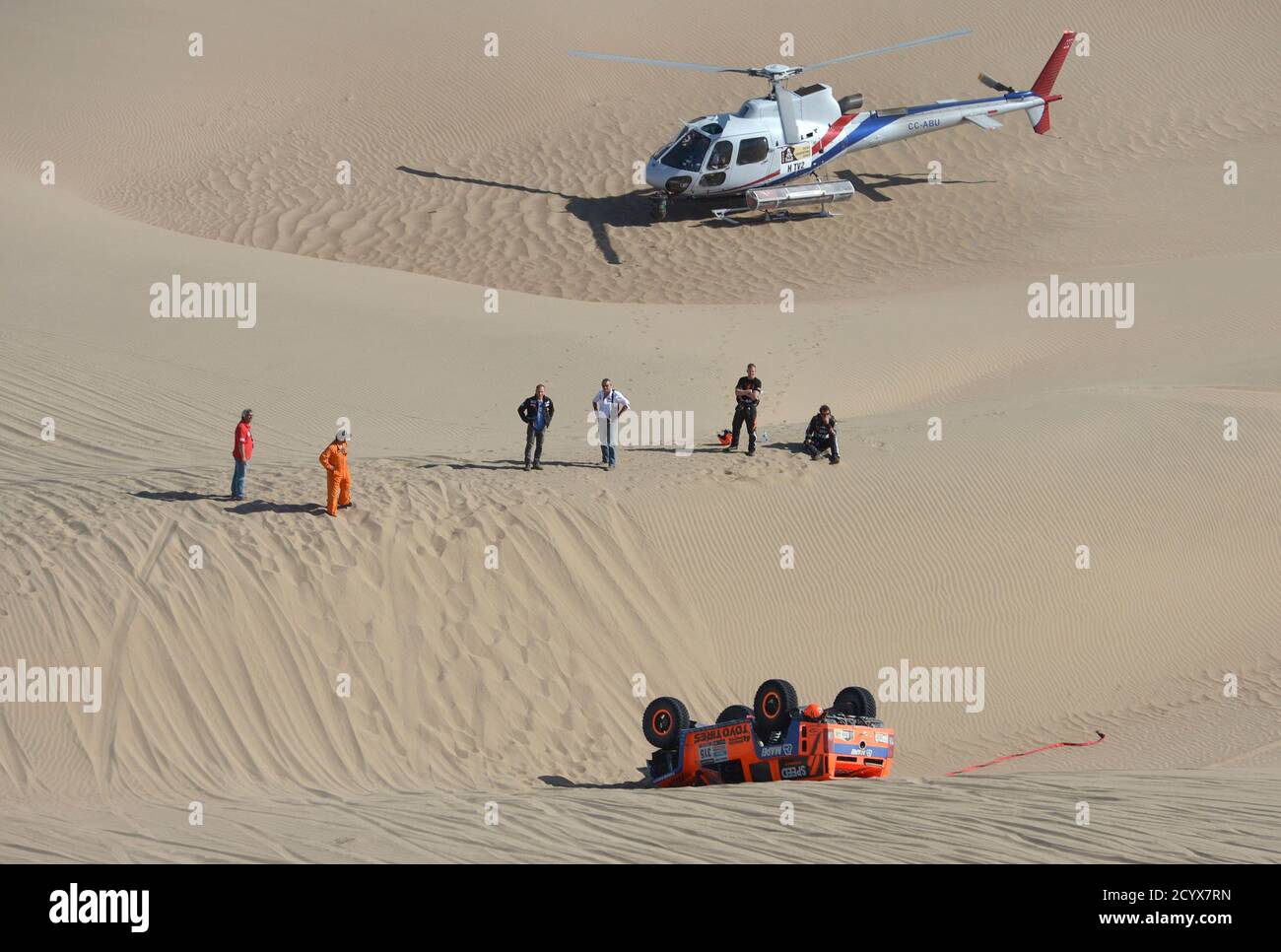 Etienne Lavigne Director De Dakar 3 ª R Y Los Co Pilotos De Hummer 315 Robby Gordon 2 ª R Y Kellon Walch R De Los Ee Uu Son Vistos Cerca Del Hummer Despues