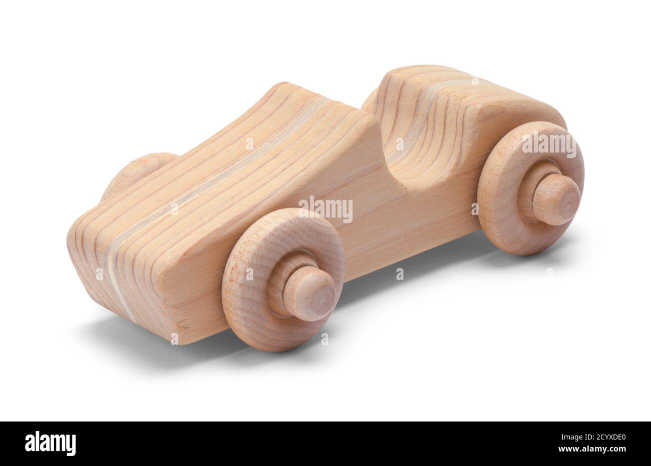 Coche de carreras de juguetes de madera aislado en blanco. Foto de stock