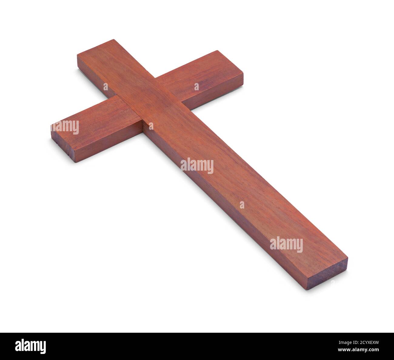 Cruz cristiana de madera aislada sobre fondo blanco. Foto de stock
