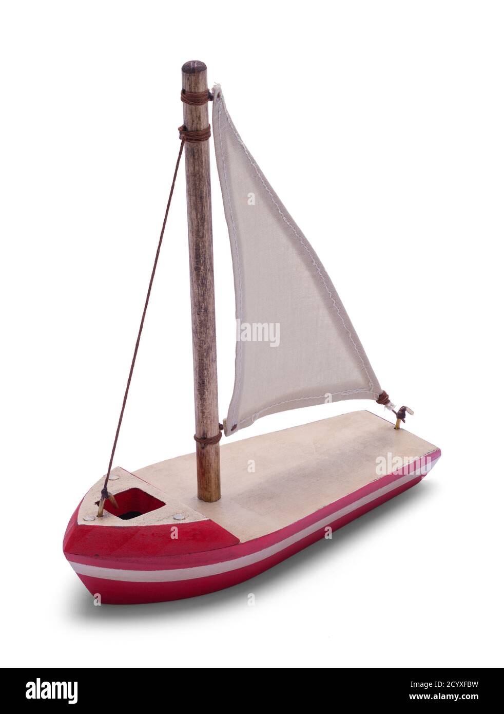 Modelo de velero de juguete rojo aislado en blanco. Foto de stock