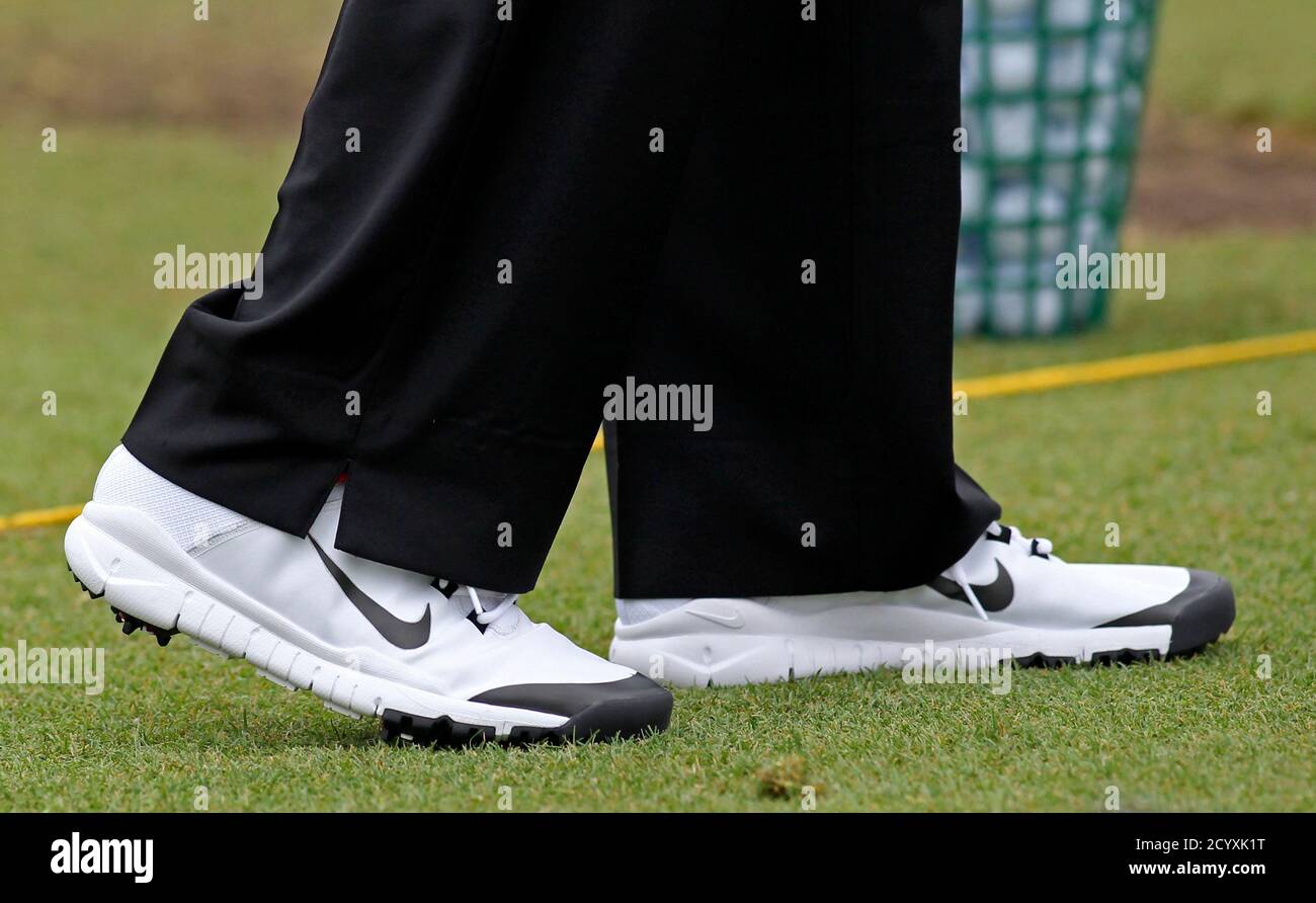 Tiger Woods de los EE.UU. Lleva un nuevo par de zapatos en el campo de  prácticas durante un día de práctica para el torneo WCG Bridgestone PGA en  Firestone Country Club en