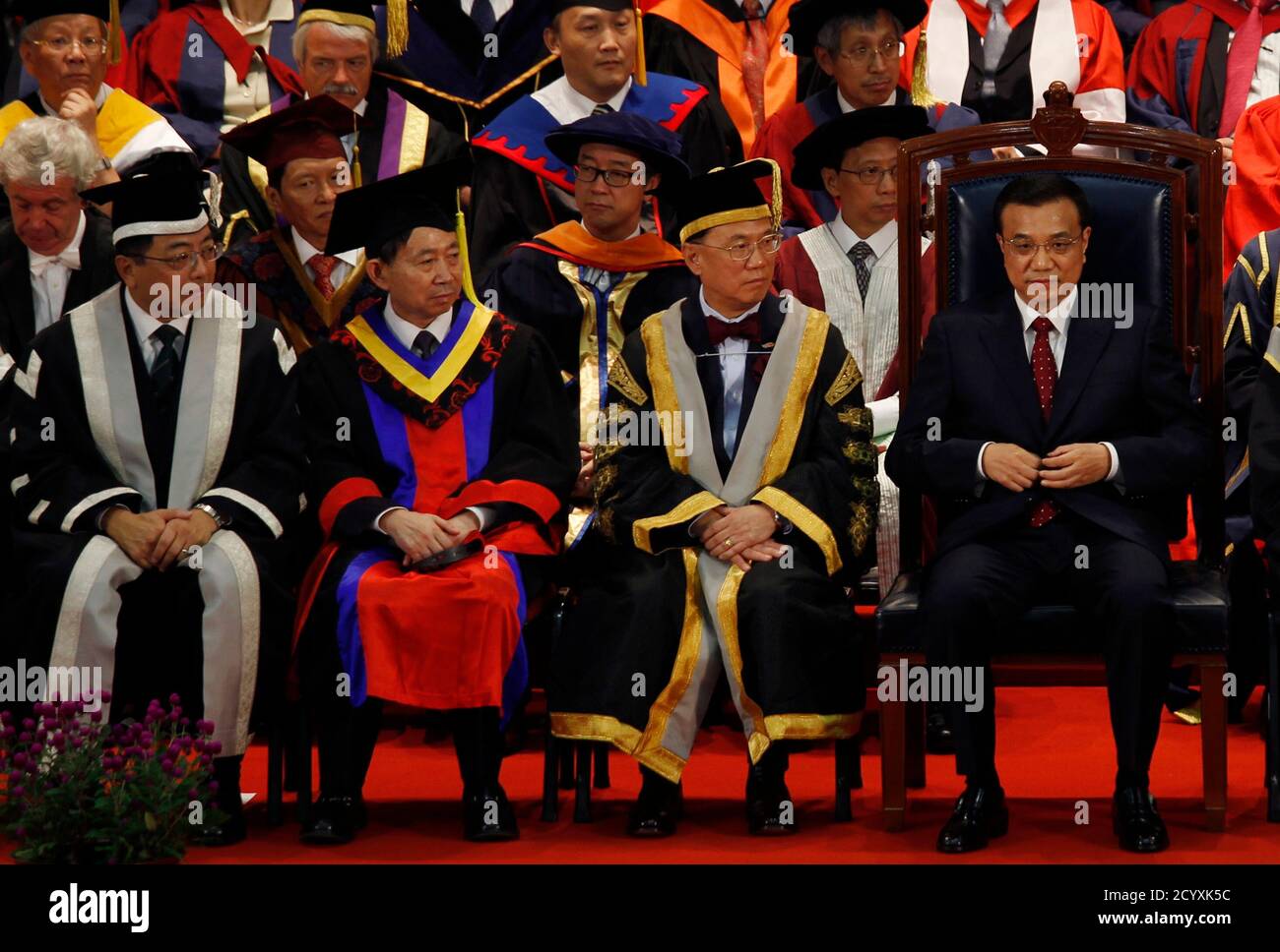 El Viceprimer Ministro de China Li Keqiang (R) está al lado del Jefe Ejecutivo de Hong Kong Donald Tsang (2do R) y el Vicecanciller de la Universidad de Hong Kong Tsui Lap-chee (L) durante la ceremonia del centenario de la Universidad de Hong Kong el 18 de agosto de 2011. Con regalos para la gente de Hong Kong, Li, el hombre que se inclina a ser el próximo premier de China, está cortejando el boomtown financiero del sur esta semana en una vuelta de calentamiento político a asumir el poder del popular premier Wen Jiabao. REUTERS/Bobby Yip (CHINA - Tags: EDUCACIÓN POLÍTICA) Foto de stock