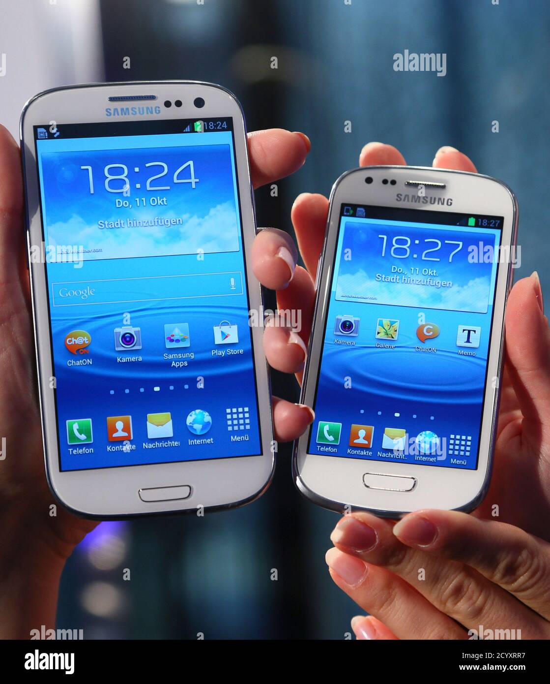 Los modelos tienen un teléfono Samsung 'Galaxy S3 mini' (R) y un teléfono  'Galaxy S3' durante el estreno mundial del mini en Frankfurt el 11 de  octubre de 2012. REUTERS/Ralph Orlowski (ALEMANIA -