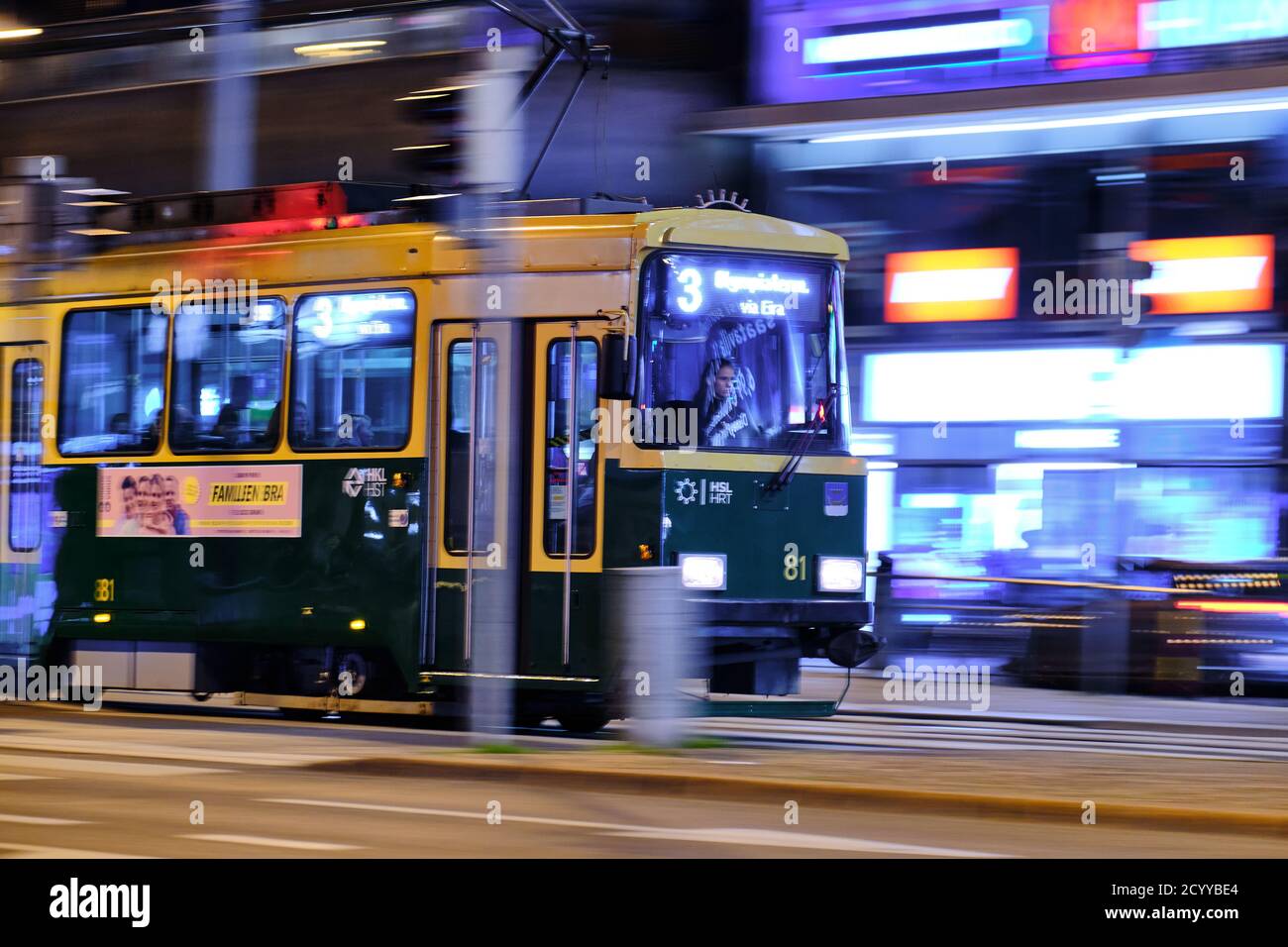 Helsinki, Finlandia - 19 de septiembre de 2020: El tranvía se mueve en la calle por la noche. Foto de stock