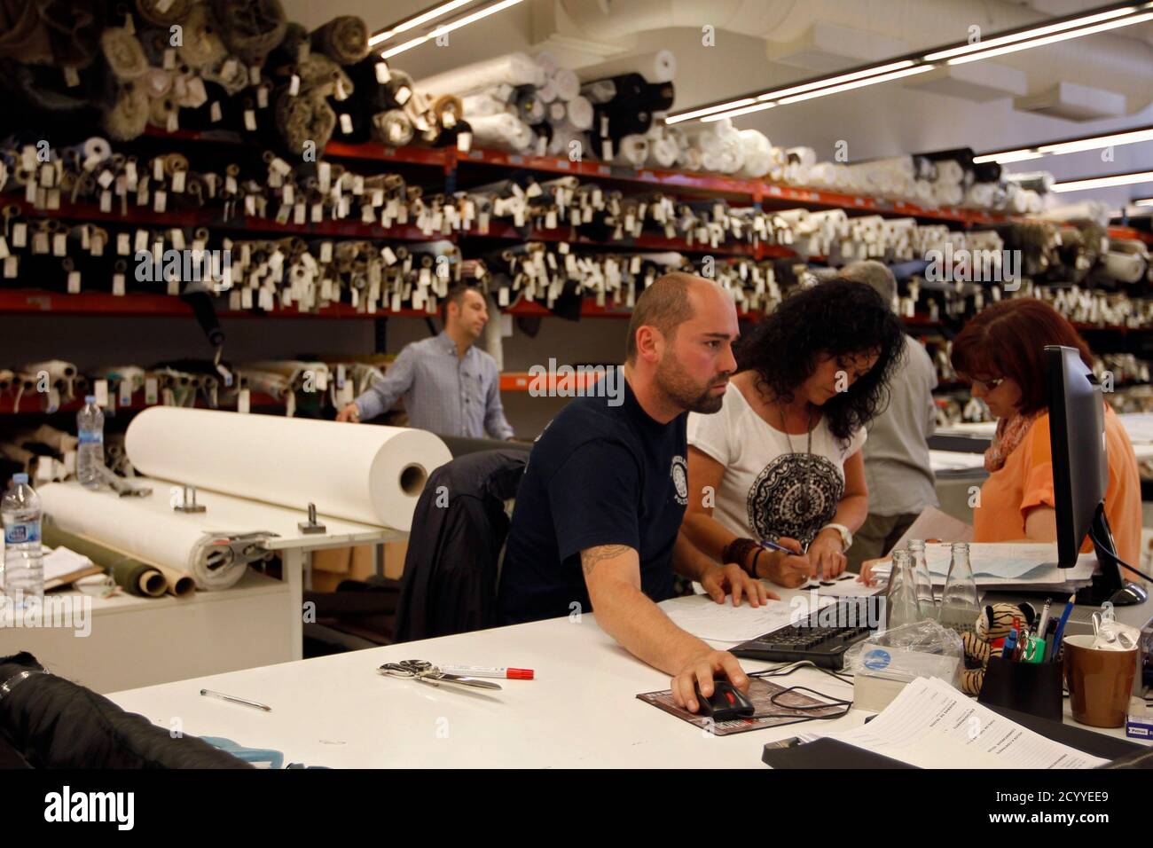 Los empleados trabajan en el área de pruebas de tejidos de una fábrica de  ropa de la tienda española Mango en la ciudad industrial de Palau-solita i  Plegamans cerca de Barcelona 29