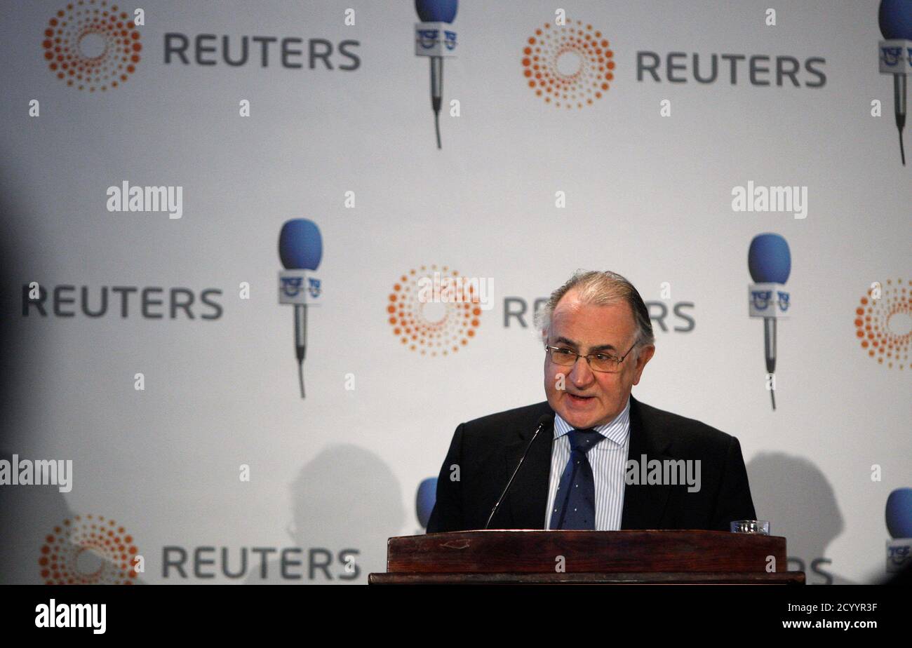 Caixa Geral de Depositos President Faria de Oliveira addresses a conference organised by Reuters and TSF radio in Lisbon February 28, 2011. Portugal promised on Monday to cut its budget deficit and implement reforms but Texeira Dos Santos warned this may all be in vain if Europe does not take strong action within weeks to resolve the region's debt crisis. REUTERS/Rafael Marchante (PORTUGAL - Tags: BUSINESS POLITICS) Foto de stock