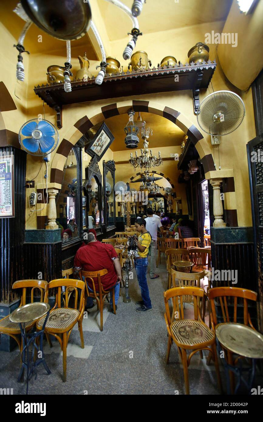 Un vendedor de niños intenta vender sus artículos a turistas egipcios en el Fishawi Cafe, uno de los populares cafés en Midan al Hussein, en el corazón del Cairo islámico, el 26 de agosto de 2013. REUTERS/Youssef Boullal (EGIPTO - Tags: SOCIEDAD DE VIAJES) Foto de stock