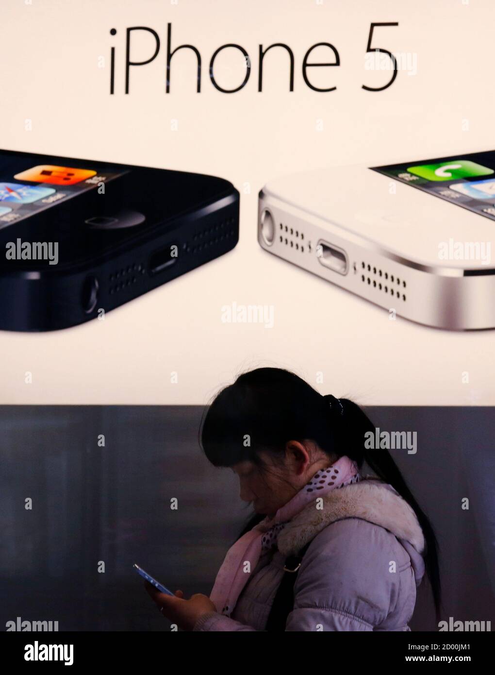 Un visitante intenta un iPhone en una tienda Apple en Beijing 28 de marzo  de 2013. Los usuarios chinos de Internet están llorando por el trato  injusto que los medios de comunicación