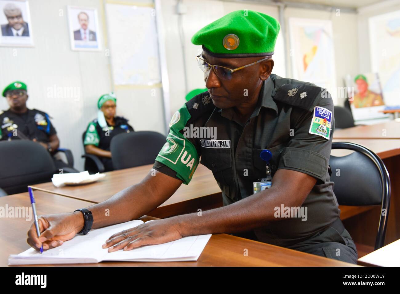 El Oficial de Información Pública de la Policía de AMISOM el-Mustapha Sani firma un libro de condolencias por el difunto Presidente de Burundi, Pierre Nkurunziza, en Mogadishu, Somalia, el 12 de junio de 2020. Foto de stock