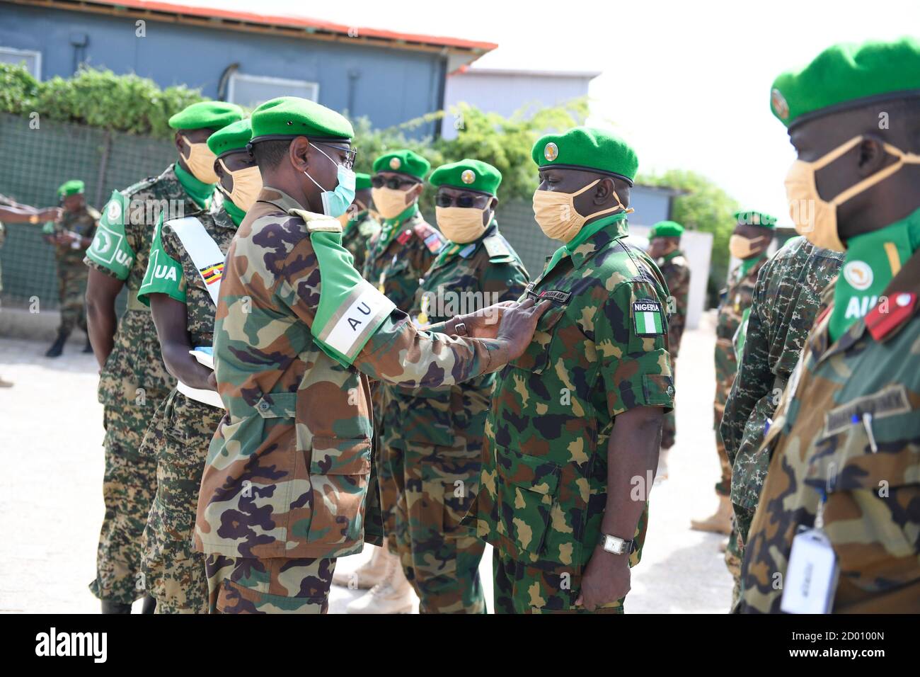 El Comandante de la Fuerza de la Misión de la Unión Africana en Somalia (AMISOM), Teniente General Tigabu Yilma, entrega una medalla a un oficial militar durante una ceremonia de entrega de medallas celebrada en el cuartel general de la Fuerza en Mogadishu, Somalia, el 25 de agosto de 2020. Foto de stock