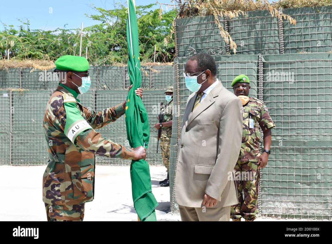 El Teniente General Tigabu Yilma (derecha), Comandante saliente de la Fuerza de la Misión de la Unión Africana en Somalia (AMISOM), entrega la bandera de la Unión Africana al Embajador Francisco Madeira, Representante Especial del Presidente de la Comisión de la Unión Africana (SRCC) para Somalia, durante una ceremonia de entrega celebrada en Mogadishu, Somalia, El 31 de agosto de 2020. Foto de stock