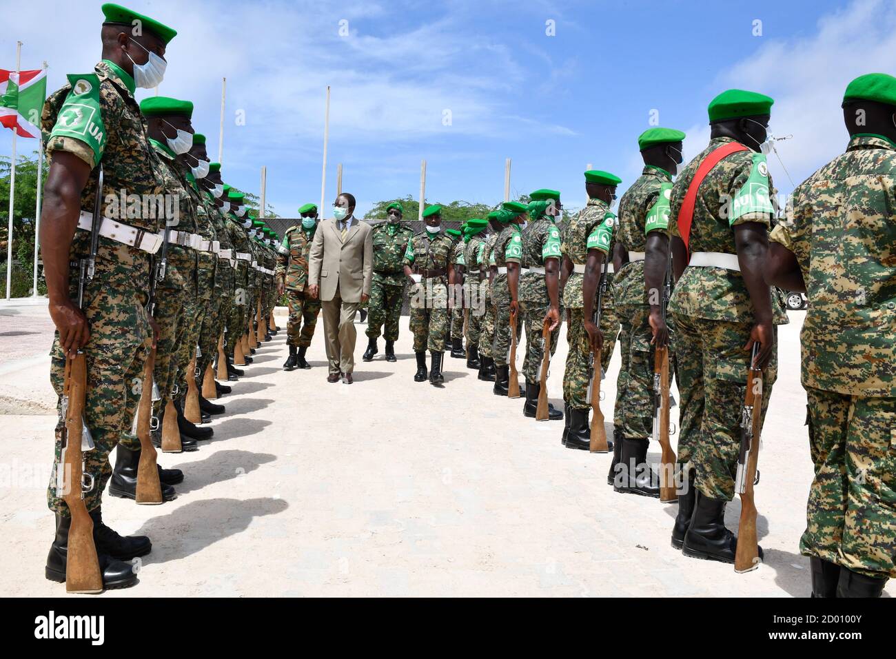 El Embajador Francisco Madeira, Representante Especial del Presidente de la Comisión de la Unión Africana para Somalia, inspecciona a un guardia de honor durante una ceremonia de entrega celebrada en Mogadishu (Somalia) el 31 de agosto de 2020. Foto de stock