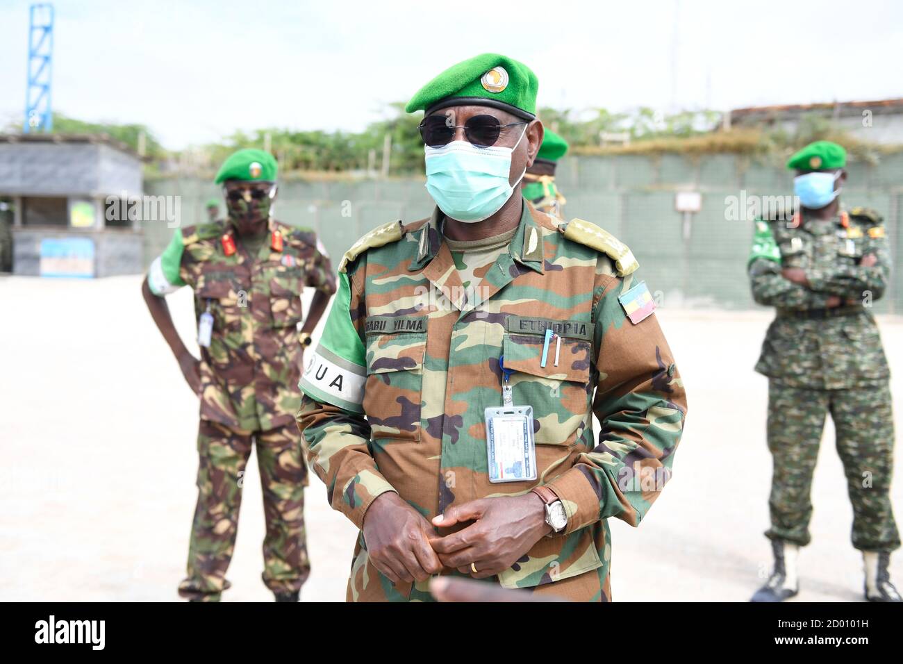 El Comandante de la Fuerza de la Misión de la Unión Africana en Somalia (AMISOM), Teniente General Tigabu Yilma, se dirige a oficiales del personal militar de la AMISOM durante un desfile de medallas en el cuartel general de la Fuerza en Mogadishu, Somalia, el 25 de agosto de 2020. Foto de stock