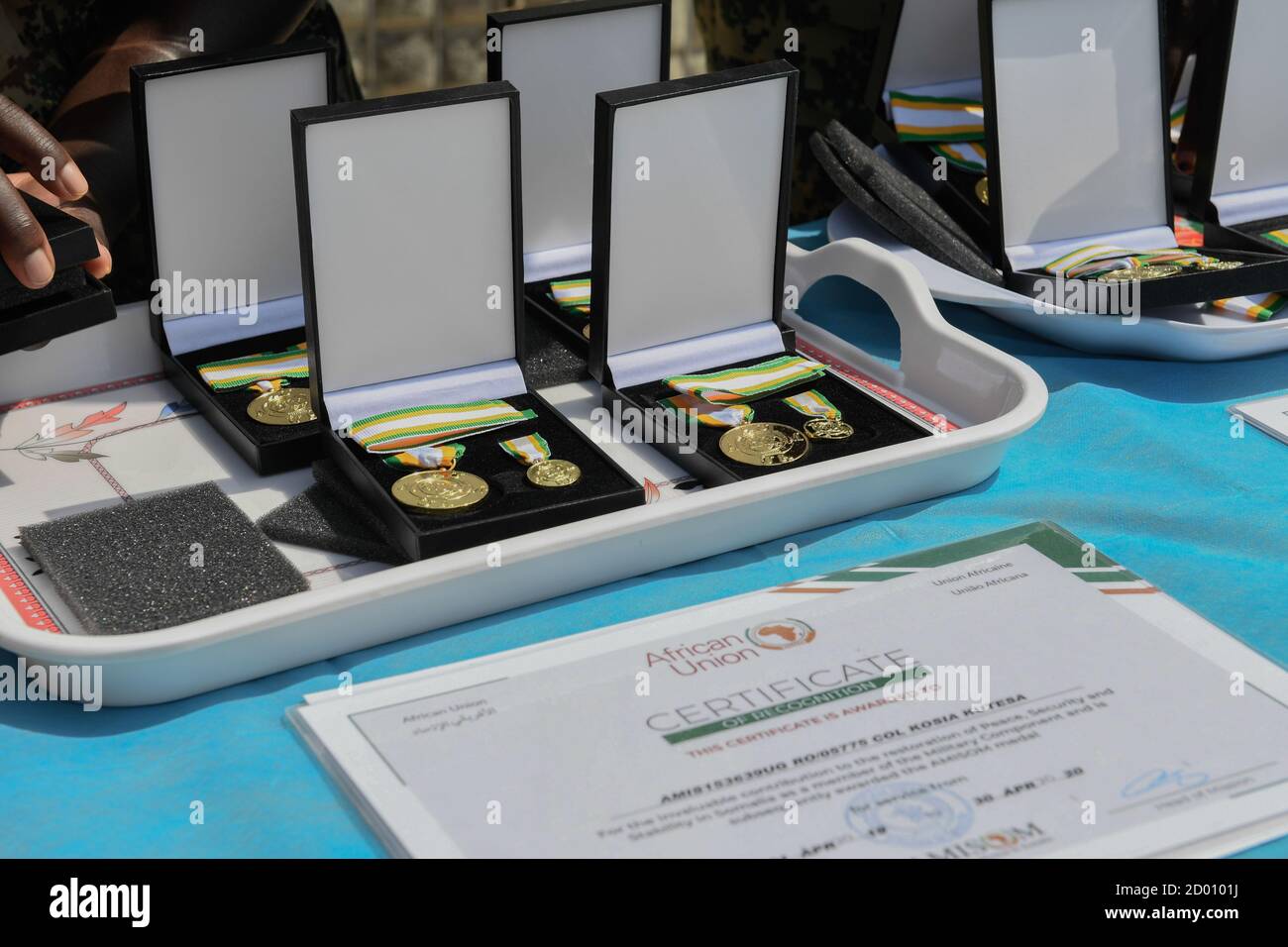 Medallas y certificados presentados durante un desfile de medallas para honrar a los soldados ugandeses que prestan servicios bajo la Misión de la Unión Africana en Somalia (AMISOM) después de completar su viaje de servicio en Somalia el 6 de septiembre de 2020. Foto de stock